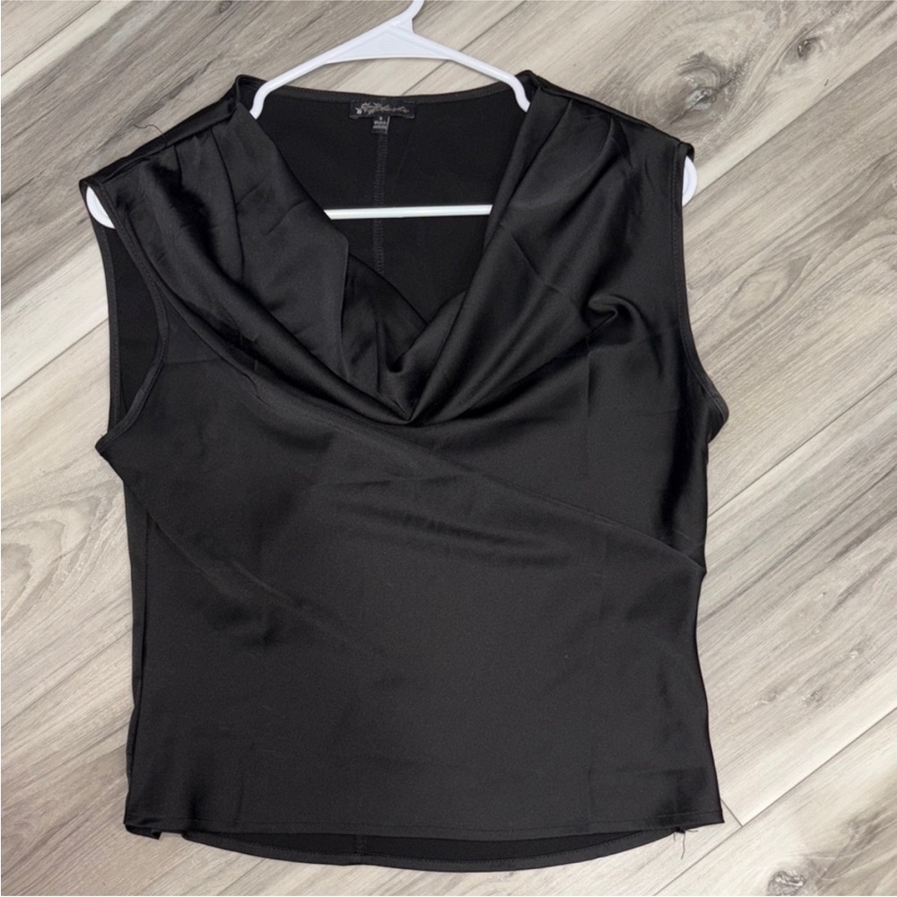 140. Elegant Black Sleeveless Top Size Small
